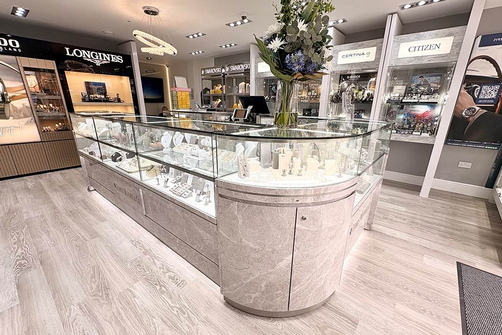 James Moore Jewellers，我们位于肯尼尔沃思的展厅。